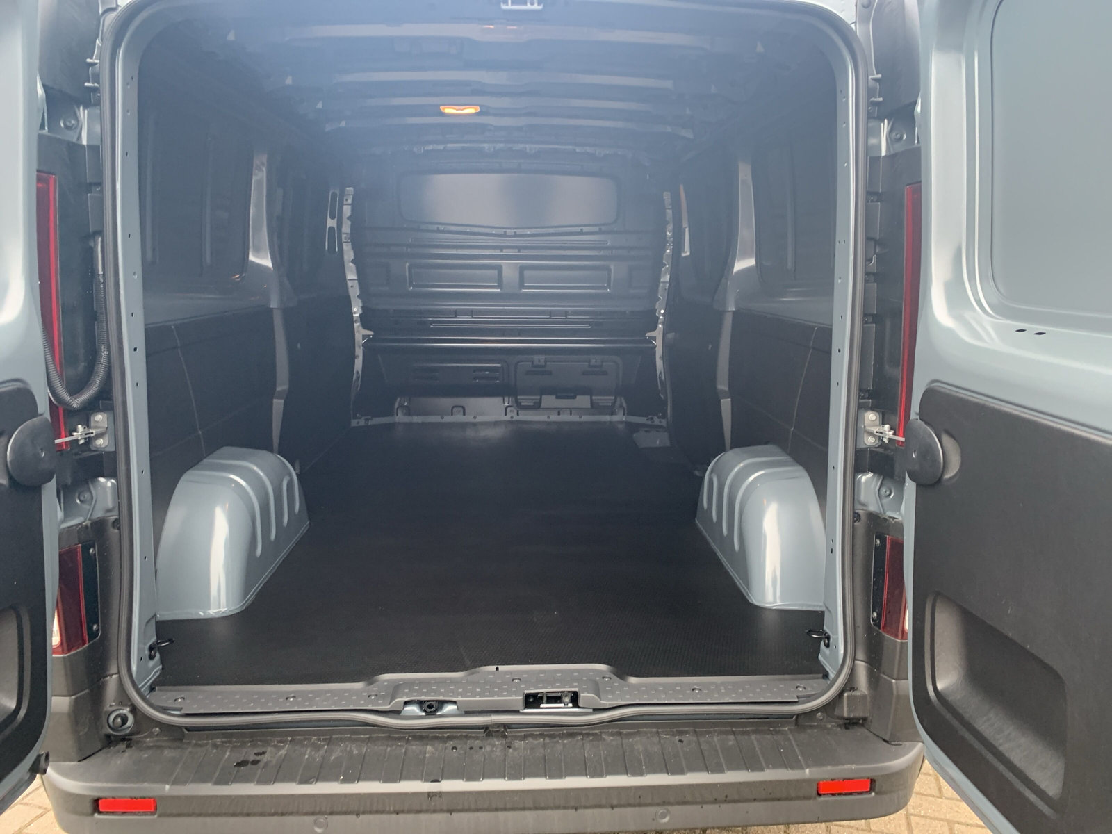 Trafic KOMFORT L2H1 BLUE dCi 130 PDC+KAMERA+LED