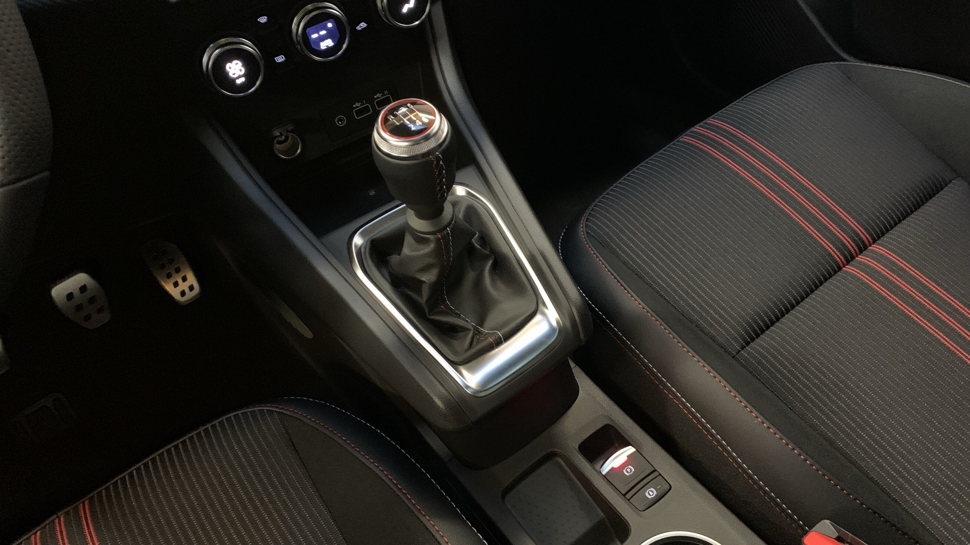 Captur R.S. Line 1.3 TCe140 KAMERA+PANO+BOSE+SHZ