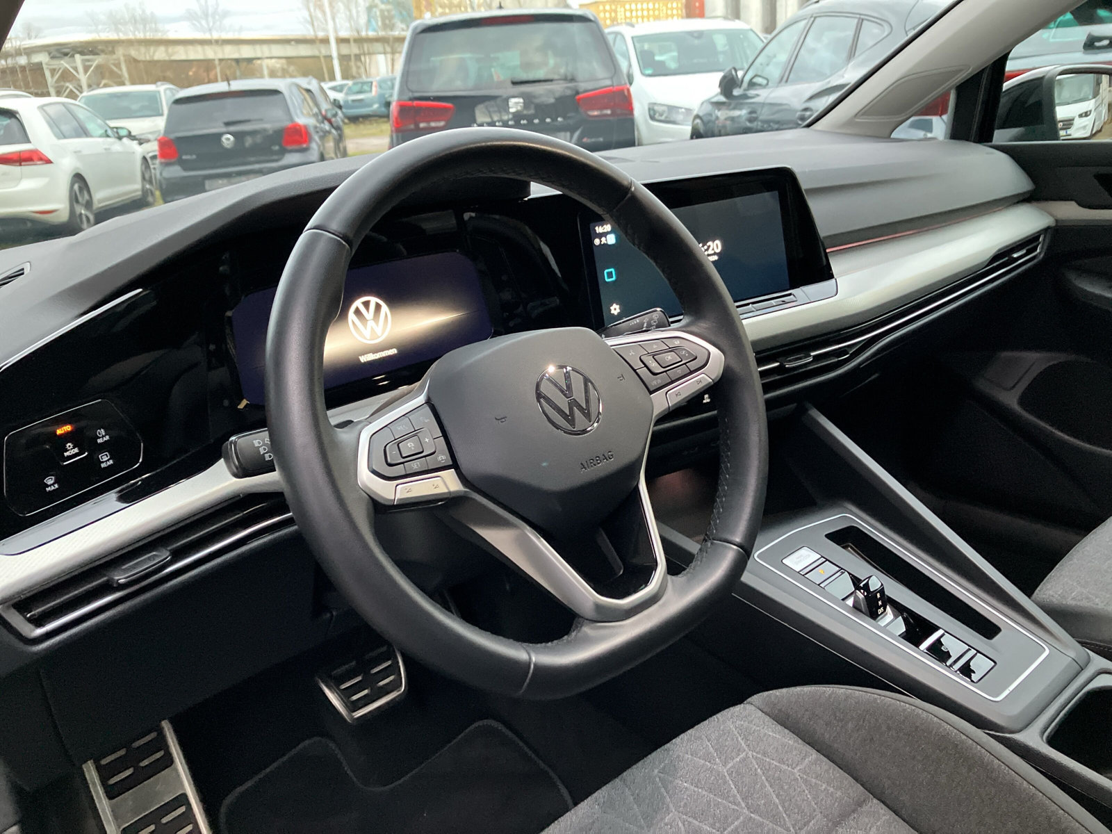 Golf VIII Variant MOVE 1.5 eTSI DSG LED+NAVI+SHZ